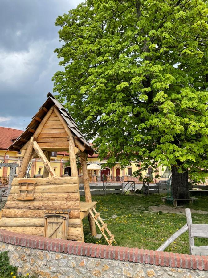 ホテル Kastely Grof Zichy Haniska エクステリア 写真